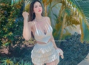 สาวเลชีเปอร์โชว์ร่างเซ็กซี่ของเธอด้วยผีเสื้อสีชมพูที่เต็มไปด้วยน้ำท่วมออนไลน์