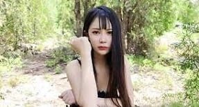 ครูเด็กก่อนวัยเรียนเซ็กซี่ขี่ม้าที่แข็งแกร่ง