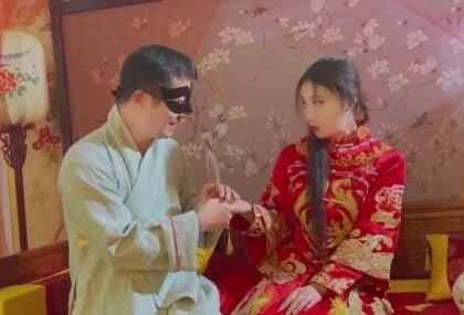 นักเต้นที่มีเสน่ห์เป็นผู้หญิงที่สวยงามในคืนที่หลงใหล