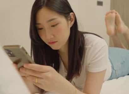 เพื่อแก้แค้นสามีของเธอภรรยาของเขาดึงดูดผู้ซ่อมท่อน้ำ