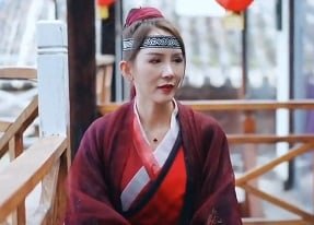 ชายผู้มีความสุขบุกเข้าไปในบ้านของผู้หญิงที่มีเสน่ห์ด้วยหน้าอกที่เจริญรุ่งเรืองที่จะเทนมทุกที่