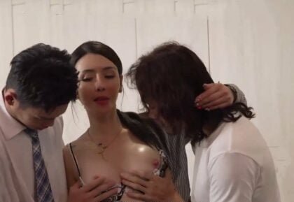 การร่วมประเวณีระหว่างพี่น้องแม่ของเธอ