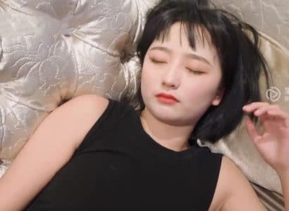 พนักงานเกณฑ์ความหลงใหลในเจ้าของและตอบสนองความต้องการของเธอ